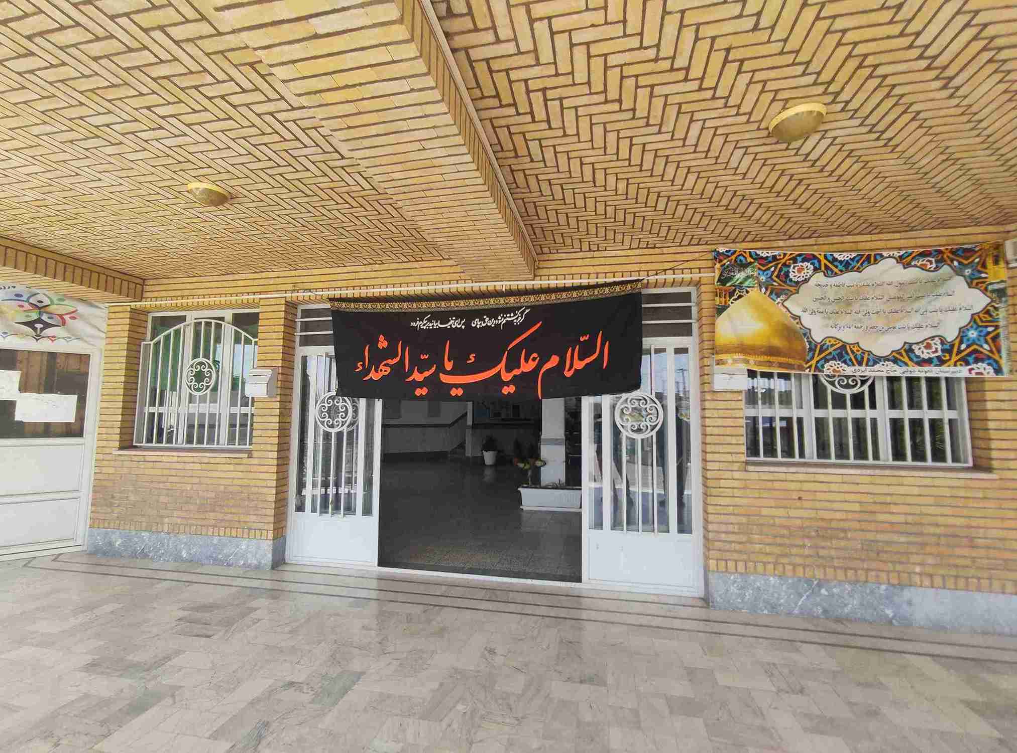 دبیرستان ایزدی - درب ورودی ساختمان